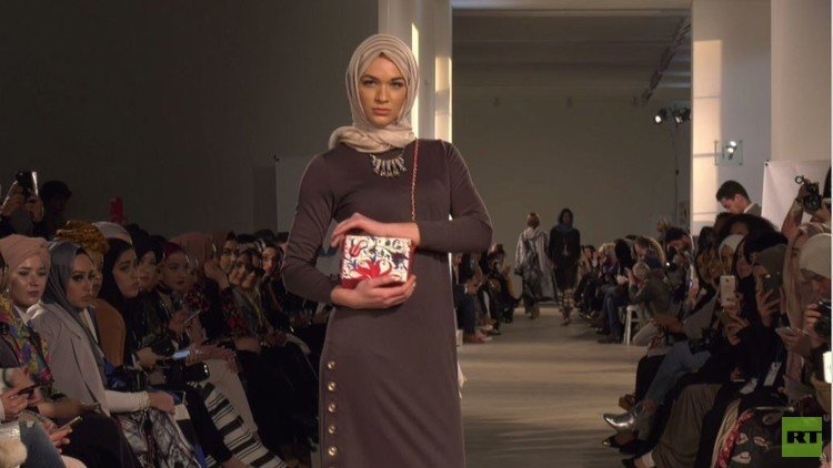 لندن.. عرض أزياء بمسحة تقليدية