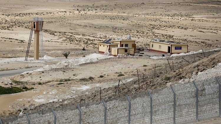 الجيش المصري يدمر نفقا ضخما شمالي سيناء