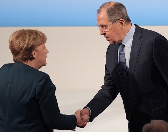 وزير الخارجية الروسي سيرغي لافروف مع المستشارة الألمانية أنغيلا ميركل