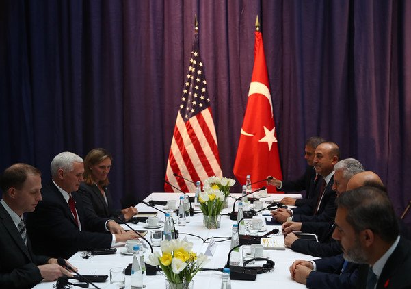 رئيس الوزراء التركي بن علي يلدريم يجري مباحثات مع نائب الرئيس الأمريكي مايك بينس في ميونخ