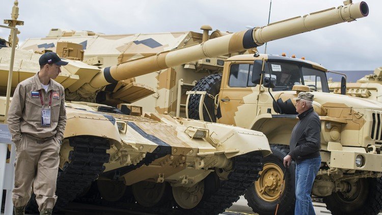 الدبابات الروسية تغزو الصحراء العربية