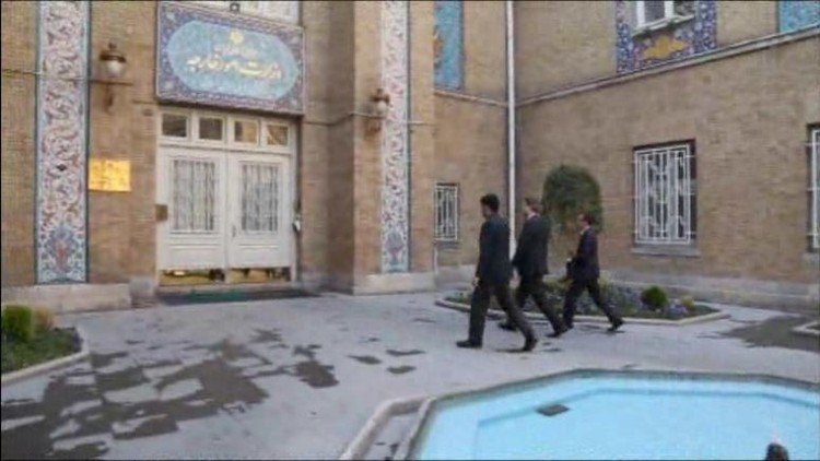 لحظة وصول السفير التركي بعد استدعائه إلى وزارة الخارجية الإيرانية