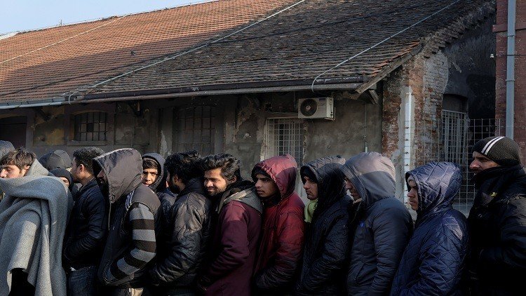 الشرطة الصربية تعتقل مهربين معهم 41 لاجئا