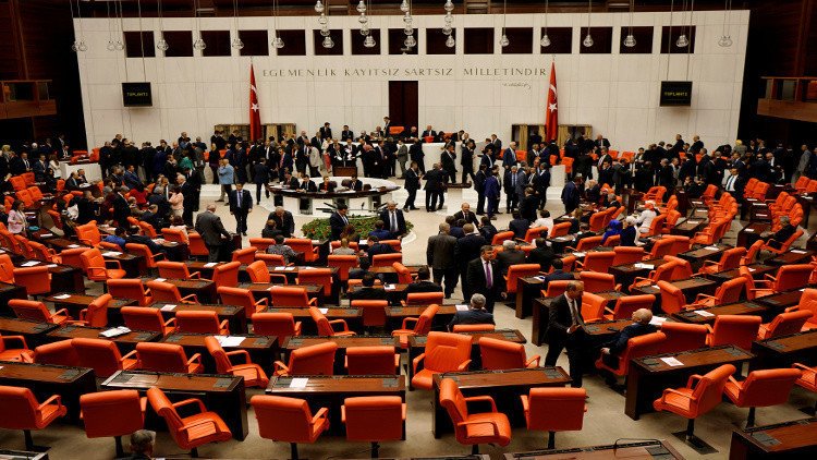 البرلمان التركي يسقط عضوية رئيسة 