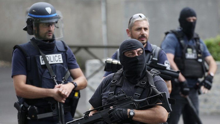 فرنسا توقف 3 أشخاص يشتبه بتخطيطهم لاعتداءات  