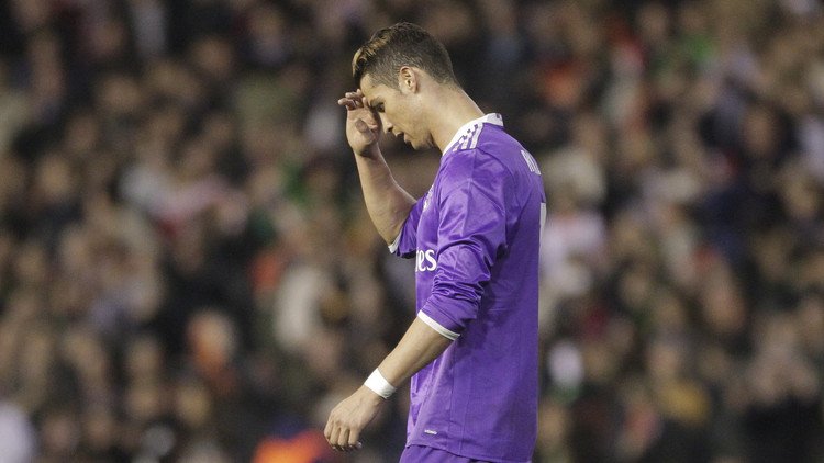 رونالدو يصب جام غضبه على أحد زملائه عقب "موقعة" الخفافيش!