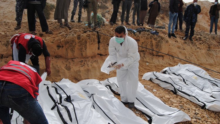 العثور على جثث 13 مهاجرا ماتوا بسبب الاختناق في حاوية للشحن غرب ليبيا