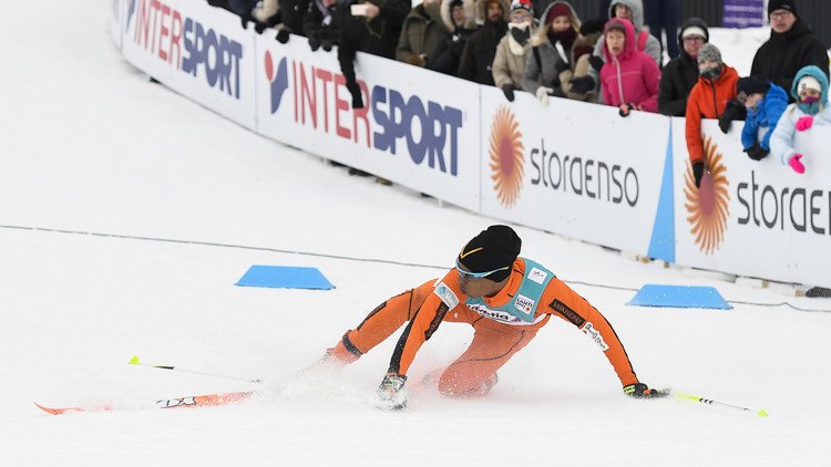 بالفيديو.. منافس في بطولة العالم للتزلج على الثلج للمرة الأولى في حياته