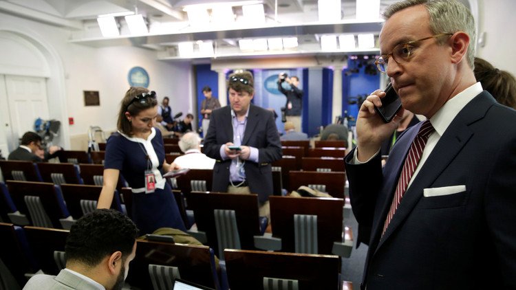 البيت الأبيض يمنع كبرى وسائل الإعلام من تغطية موجزه الصحفي 