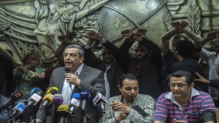 إرجاء الحكم في قضية نقيب الصحفيين المصريين إلى الشهر المقبل