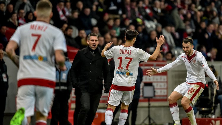 بالفيديو.. نجم جزائري صاعد يحرز هدفا بالمسطرة والقلم!