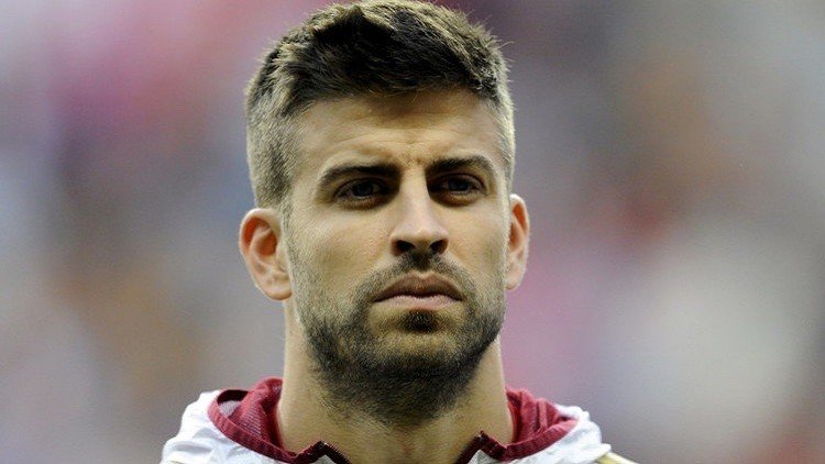 برشلونة يوضح موقفه من تغريدة بيكيه