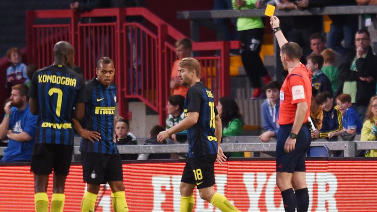 لاعب إنتر يرتكب واحدا من  أغرب الأخطاء في ملاعب الكرة (فيديو)!