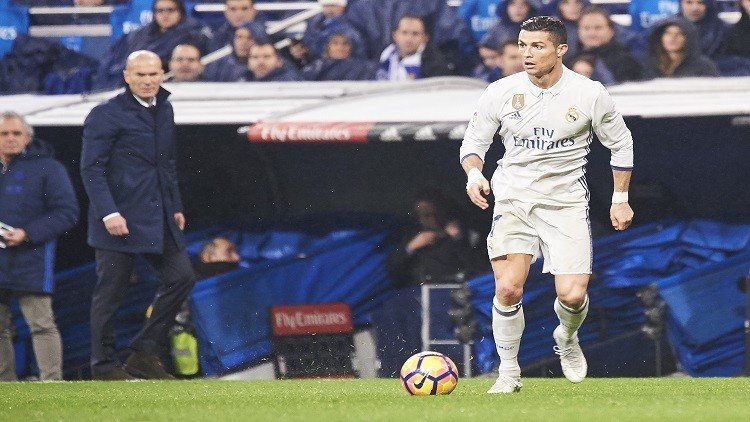 زيدان : ريال في الصدارة بجهود لاعبيه وليس بمساعدة الحكام