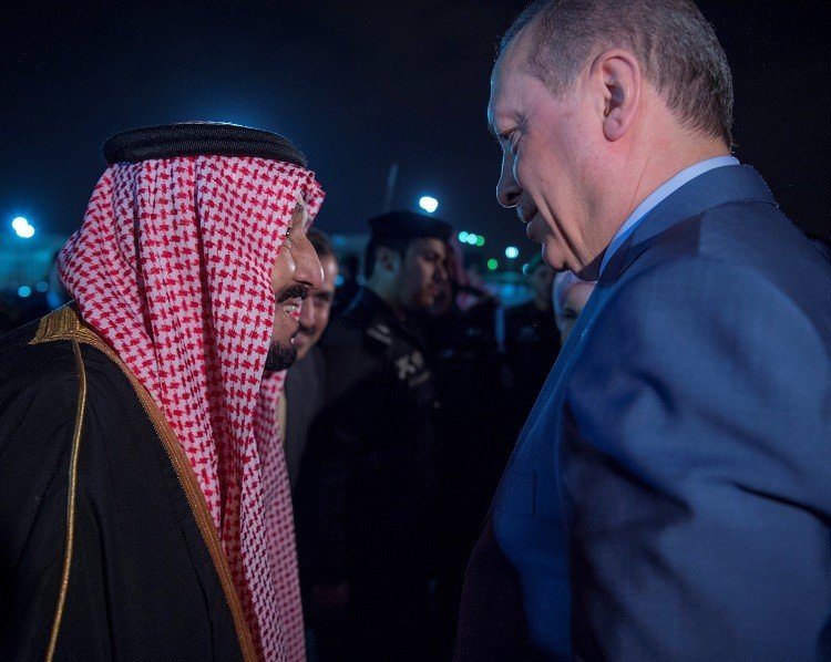 بالصور.. العاهل السعودي يستقبل أردوغان بمطار قاعدة الملك سلمان الجوية في الرياض