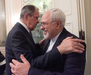 وزير الخارجية الروسي سيرغي لافروف مع نظيره الإيراني محمد جواد ظريف