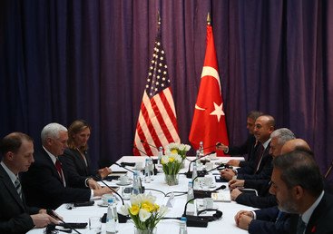 رئيس الوزراء التركي بن علي يلدريم يجري مباحثات مع نائب الرئيس الأمريكي مايك بينس في ميونخ