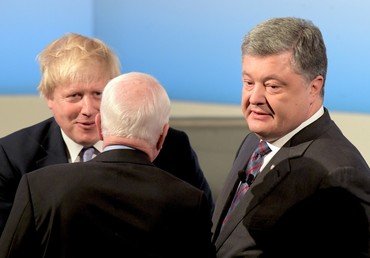 وزير الخارجية البريطاني بوريس جونسون يلتقي بالرئيس الأوكراني بيترو بوروشينكو والسيناتور الأمريكي جون ماكين