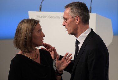 الأمين العام لحلف الناتو ينس ستولتنبيرغ مع مفوضة السياسة الخارجية في الاتحاد الأوروبي فيديريكا موغيريني 