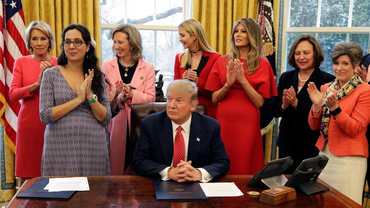 ترامب يوقع قانونا يدعم النساء