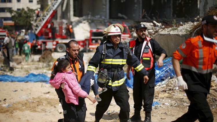 مسعفون ينقذون طفلة في قطاع غزة 