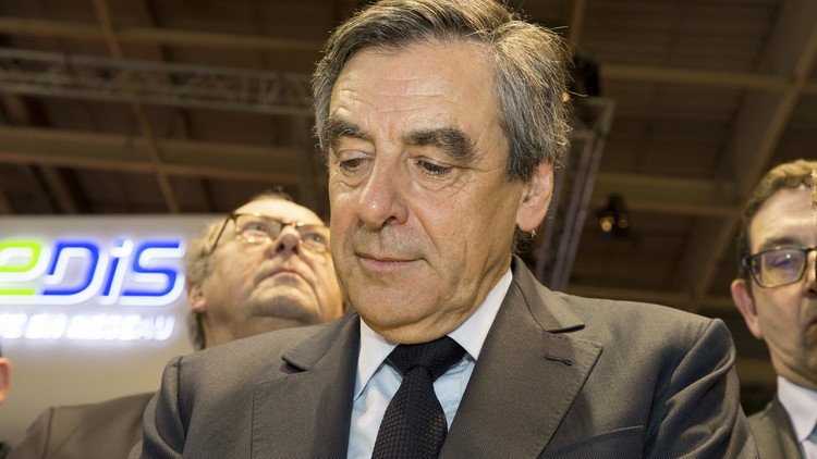 الشرطة الفرنسية تقتحم منزل فرانسوا فيون