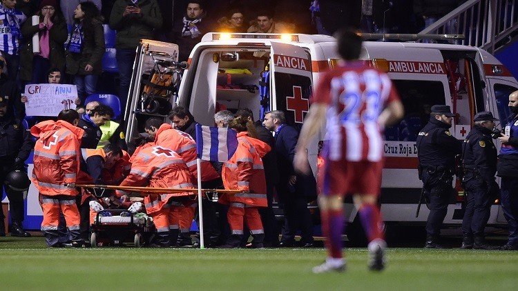 بالفيديو.. إصابة خطيرة لفيرناندو توريس بعد اصطدام قوى بأرض الملعب 