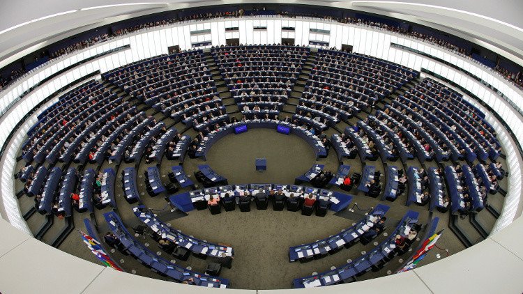 البرلمان الأوروبي يتبنى مشروع قرار إلغاء إعفاء التأشيرات لمواطني الولايات المتحدة