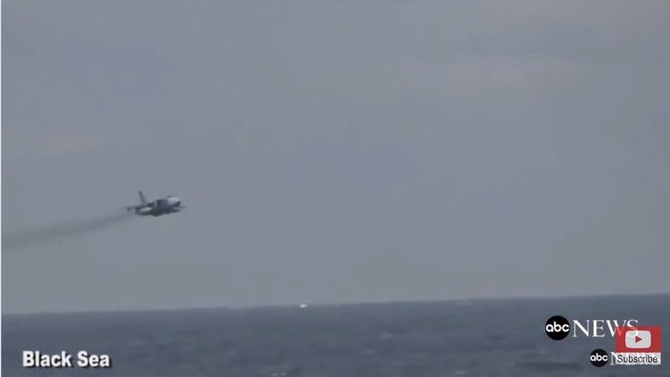 طائرات "سو-24" روسية تحلق على ارتفاع منخفض قرب مدمرة أمريكية 