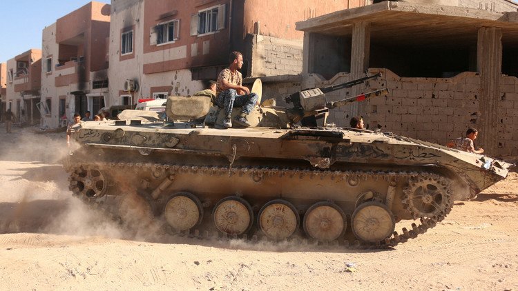 الجيش الليبي يكثف قصفه للمسلحين لاستعادة الموانىء النفطية  