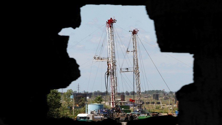 النفط يترنح قبيل اجتماع منتجي الخام بالولايات المتحدة 