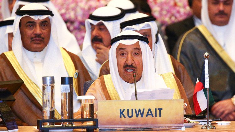 أمير الكويت يأمر بدراسة إعادة الجنسية لعدد ممن أسقطت عنهم