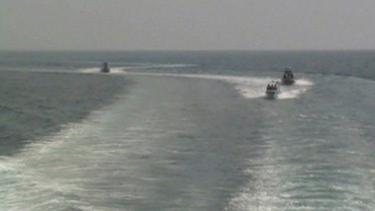 زوارق إيرانية تجبر سفينة أمريكية على تغيير مسارها في مضيق هرمز