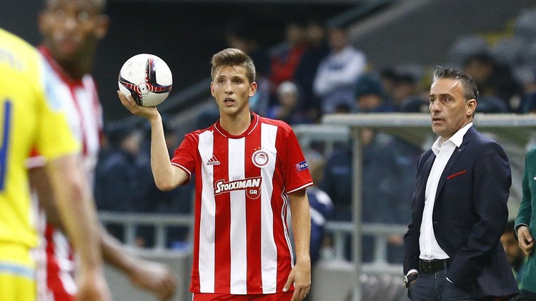 أولمبياكوس يقيل مدربه باولو بينتو