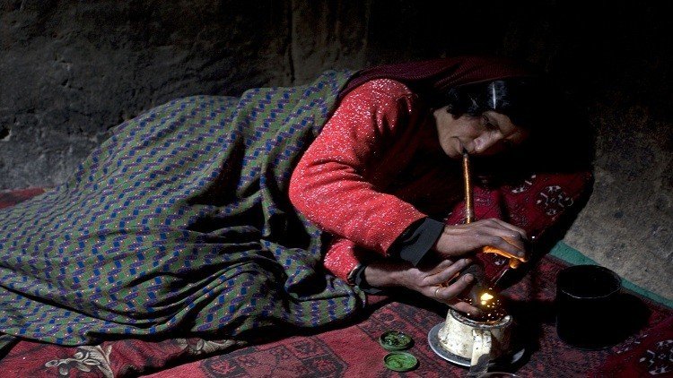 تزايد استخدام النساء  في تهريب المخدرات في أفغانستان