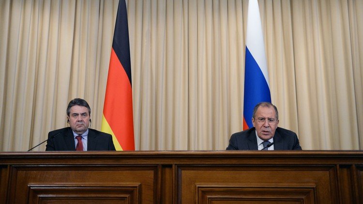 وزيرا الخارجية الروسي سيرغي لافروف والألماني زيغمار غابرييل