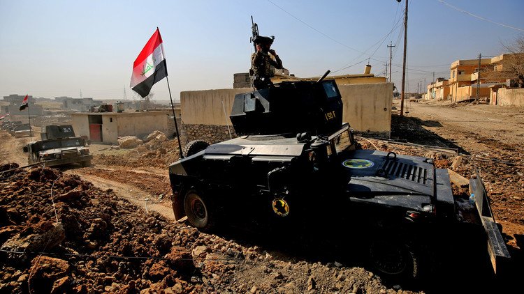 رفع العلم العراقي في حيي النبي شيت والعكيدات غرب الموصل