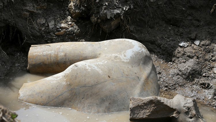 اكتشاف تمثالين ملكيين بالقاهرة يثير جدلا بسبب طريقة انتشالهما