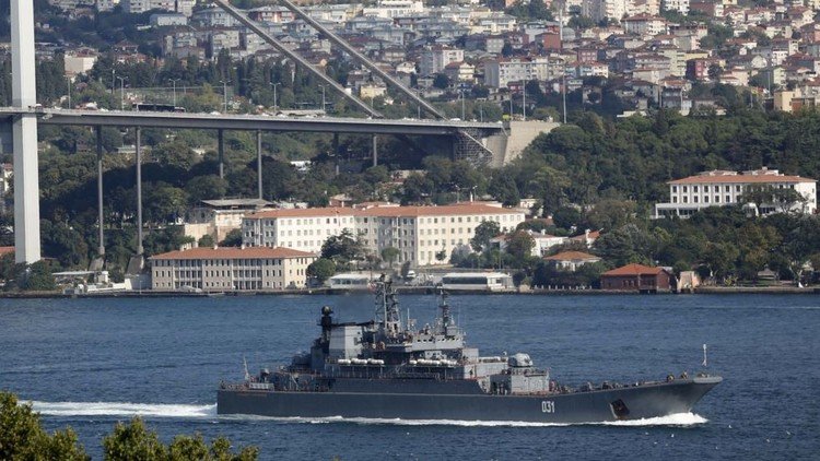 سفينتان حربيتان روسيتان تعودان من مهمتهما في سوريا