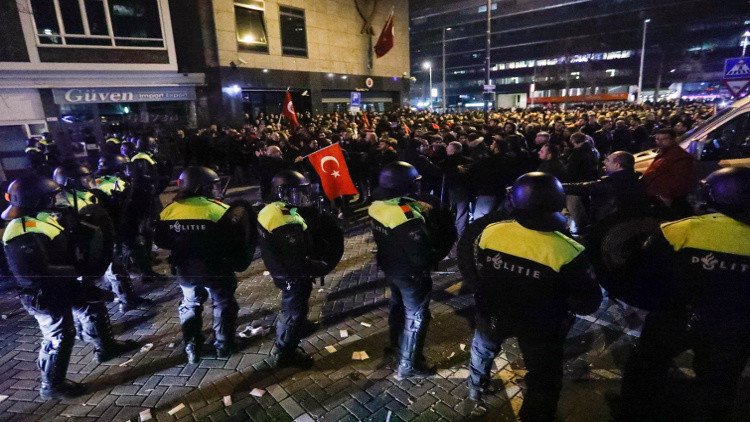 هولندا توقف 6 متظاهرين أتراك وتدعو رعاياها في تركيا إلى توخي الحذر