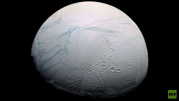 علماء الفلك يقدمون أدلة على وجود محيط مائي دافئ تحت سطح قمر زحل
