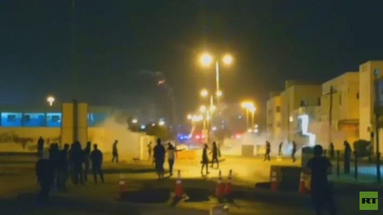 اشتباكات في البحرين بعد تأجيل محاكمة عيسى قاسم