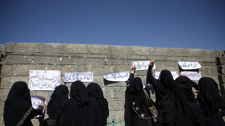 يمنيات يحتججن في صنعاء لوقف الحرب!