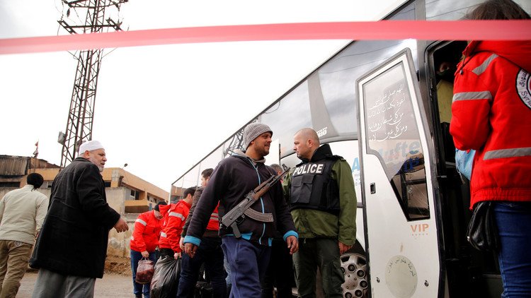 المسلحون يخرجون من حي الوعر في حمص  