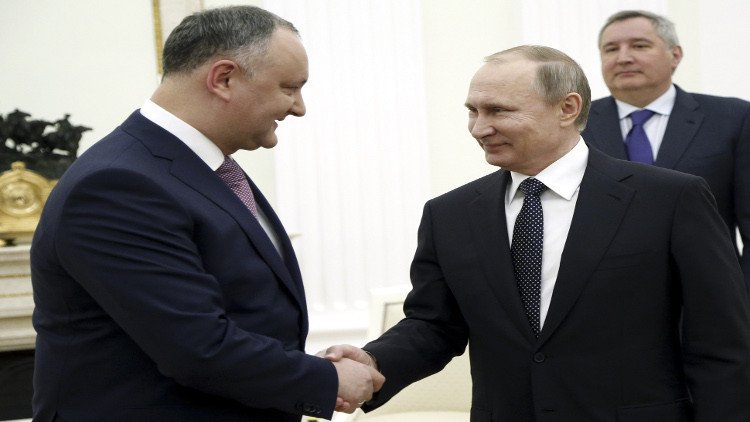  بوتين يتلقى هدية من كروم مولدوفا