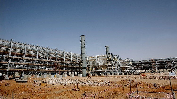 النفط يعود لمجراه بين القاهرة والرياض