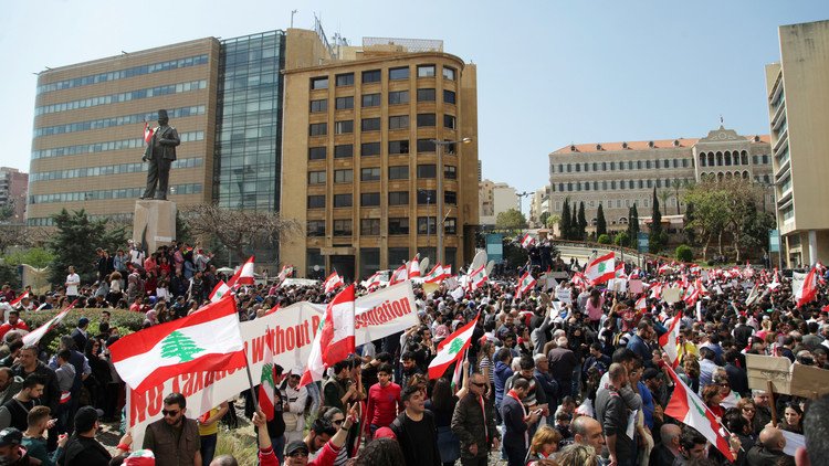 متظاهرون يقطعون خطاب الحريري في ساحة رياض الصلح