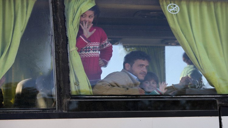 وصول الدفعة الأولى من المسلحين وعائلاتهم إلى ريف حلب الشمالي