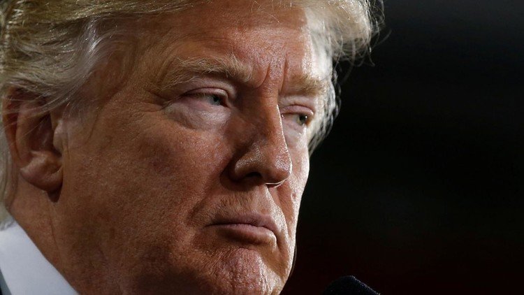 دونالد ترامب ينام وإلى جانبه خطابات هتلر!