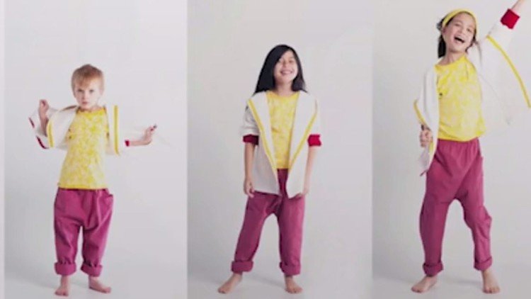 مصممو أزياء يفصلون ملابس للأطفال قابلة للنمو معهم